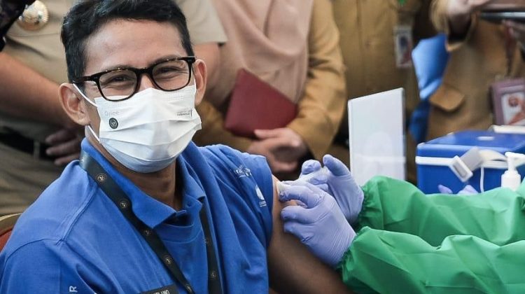Dapat Menjadi Lokomotif Pulihnya Ekonomi Indonesia, Menparekraf Jalani Vaksinasi COVID-19 Bersama 3300 Pelaku Parekraf