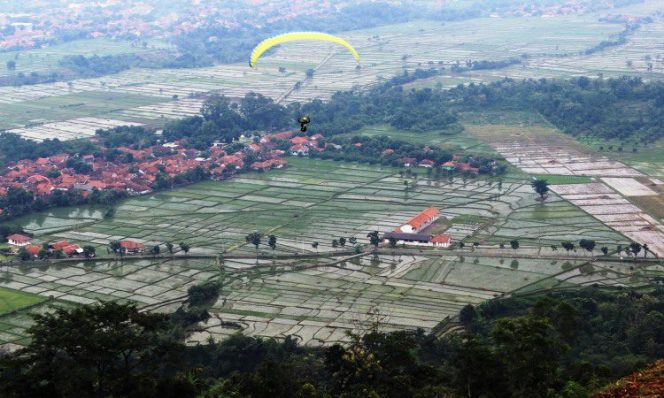 
					Melihat Keindahan Alam dari Atas Ketinggian dan Menguji Andrenalin