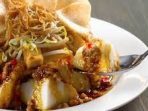 Menyajikan Menu Ketoprak Bersama Keluarga Dalam Masa Pandemi