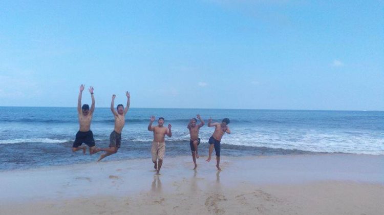 Pantai Ujung Genteng, Pasir Putih yang Terbentang Luas