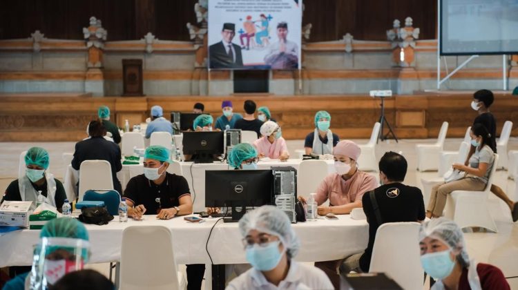 Poltekpar Bali Gelar Program Vaksinasi Masal