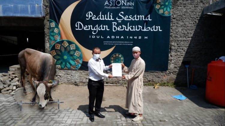 Aston Inn Pandanaran Peduli Sesama dengan Berkurban
