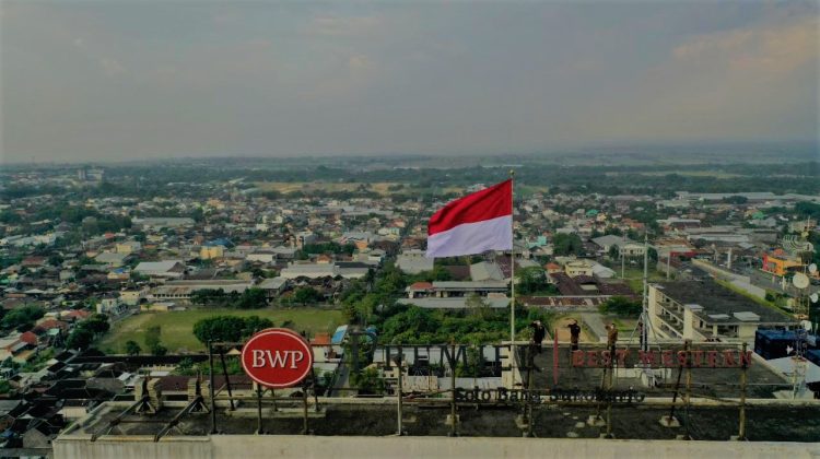 Best Western Premier Solo Baru Gelar Pengibaran Bendera Merah Putih Tertinggi di Soloraya
