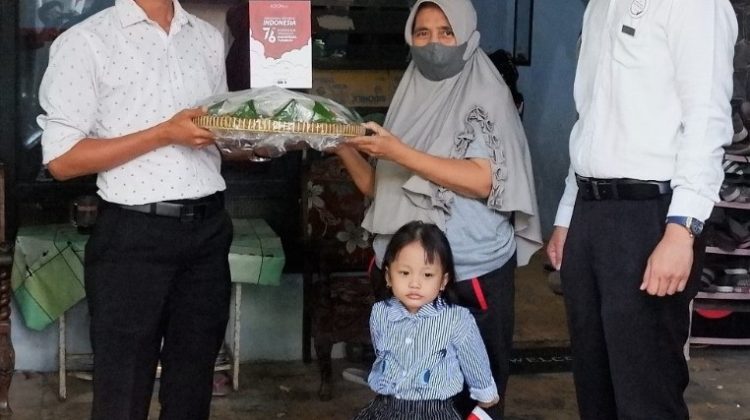 Memberikan Tumpeng HUT RI Ke 76 Kepada Warga
