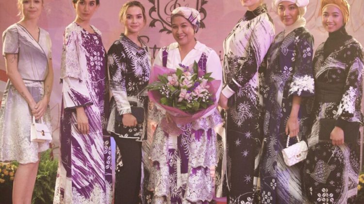 Koleksi Batik Karya Desainer Indonesia Ramaikan Peragaan Busana di Kanada