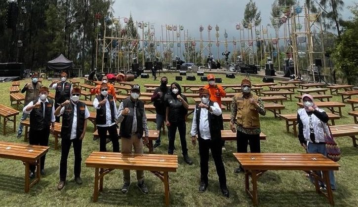 Fariz RM dan Dewa Budjana Meriahkan Konser Jazz Gunung di Wisata Gunung Bromo