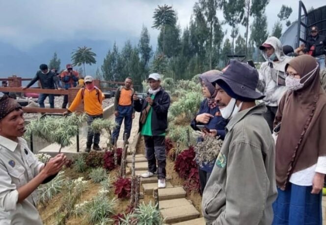 
					Pengembangan Wisata dan Menjaga Kelestarian Bunga Edelweis