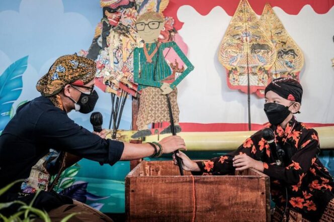 
					Menparekraf Diberi Kado Wayang Sandi Uno dari Dalang Cilik