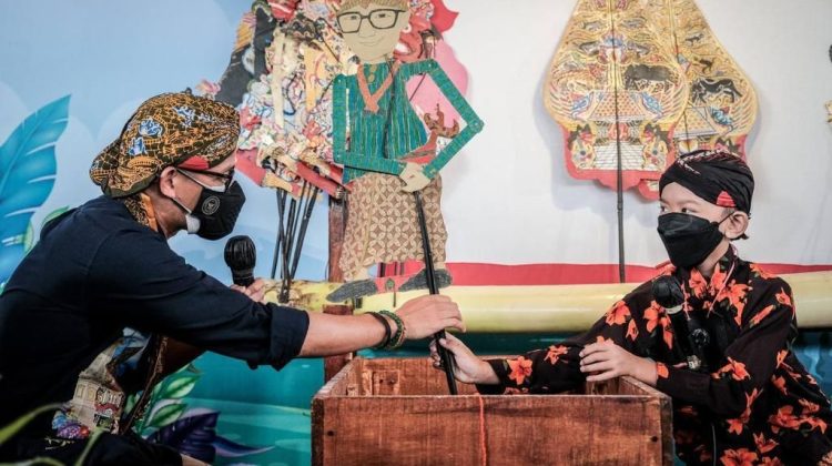 Menparekraf Diberi Kado Wayang Sandi Uno dari Dalang Cilik