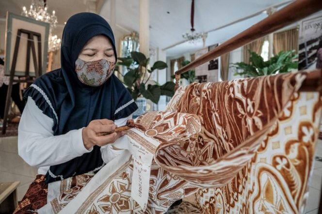 
					Menparekraf Kunjungi Pameran Batik di Museum Danar Hadi Solo Jateng