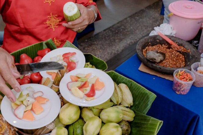 
					Kuliner Khas Pantai Natsepa, Rujak Natsepa Maluku Tengah