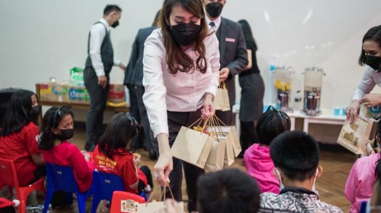Grand Dafam Signature Surabaya dan Timezone Undang Anak Panti Asuhan Bermain
