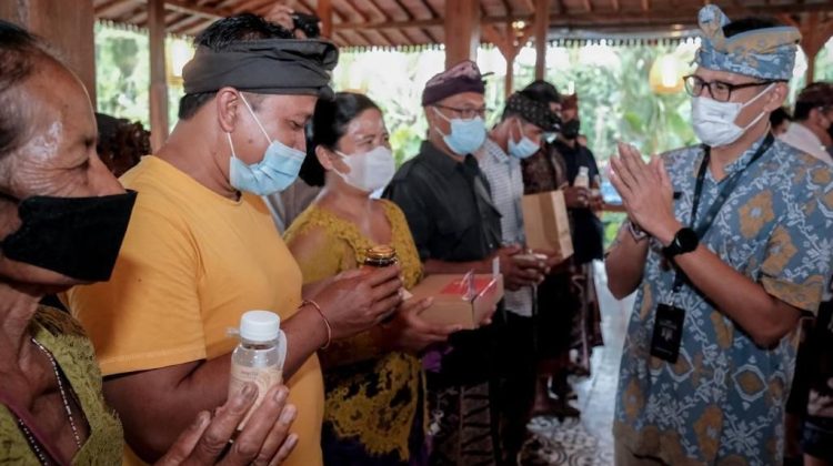 Menparekraf Serahkan Bantuan Peduli Pengusaha Bagi Seniman Bali untuk Kebangkitkan Ekonomi dan Penciptaan Lapangan Kerja