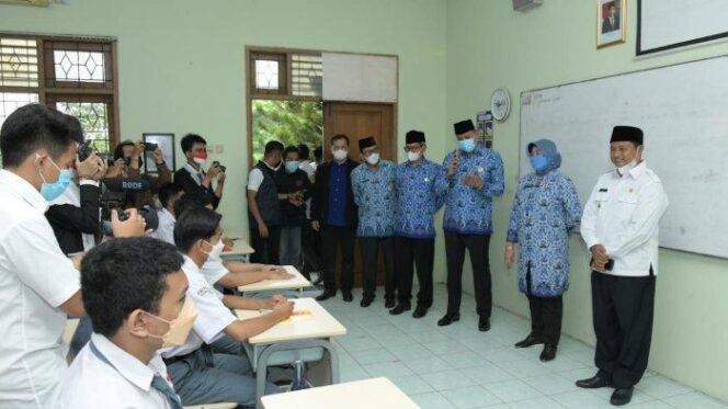 
					Wagub Jabar Memantau Pelaksanaan PTM di SMKN 11 Bekasi