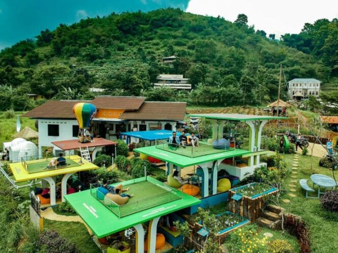
Foto : Mendaki Kopi berkonsep Go Green yaitu tidak menggunakan plastik, pengunjung dilarang membawa sampah plastik di area kafe 