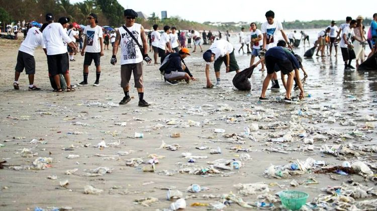 Bersihkan Sampah di Destinasi Wisata Agar Wisatawan Menigkat