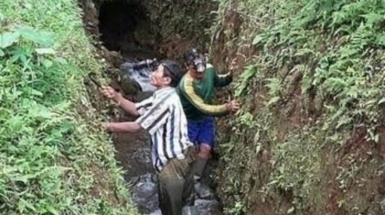 5 Tahun Menekuni Merawat Saluran Irigasi di Perbukitan Gunung Slamet