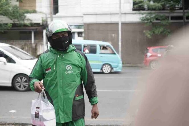 
					Gojek Bekali Mitranya Dengan Jas Hujan