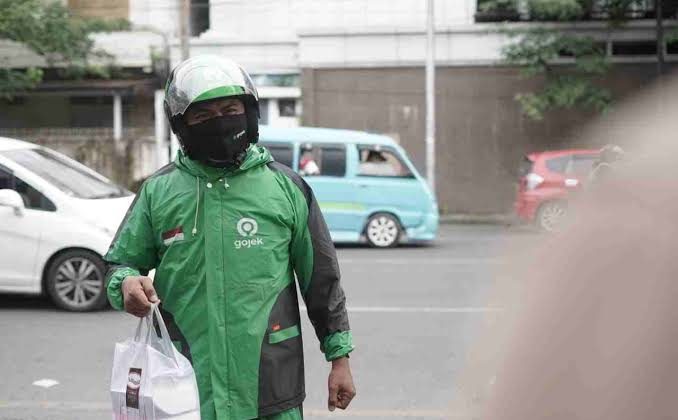Gojek Bekali Mitranya Dengan Jas Hujan