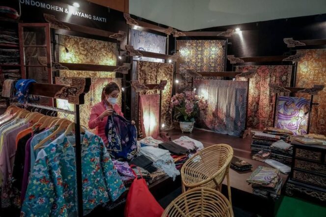 
					Sandiaga Uno Kunjungi Pameran Adiwastra Nusantara