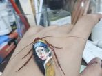 Seniman Otodidak Mengubah Kecoa Mati Menjadi Karya Seni Lukis