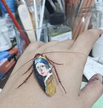 Seniman Otodidak Mengubah Kecoa Mati Menjadi Karya Seni Lukis