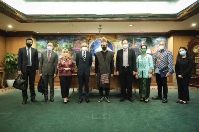 
					Menparekraf Bahas Potensi Kerja Sama Sektor Parekraf Bersama Menteri Perdagangan dan Industri Kedua Singapura