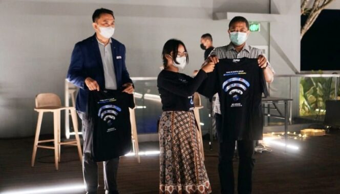 
					Foto: Komunitas earth hour memberikan simbolis apresiasi kepada General Manager Hotel Aruss Semarang Sendek Prawinko dan Kepala Bidang Pengendalian Pencemaran dan Konservasi Lingkungan Hidup Didik Agung Mulyana, SE,M.Si