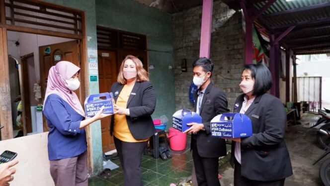 
					Foto : Ibu Yuliani Krisharyati EAM, Ibu Sriwulan HRM dan Bapak Ben Susilo Chief Accountant menyerahakan bingkisan buka puasa ke warga