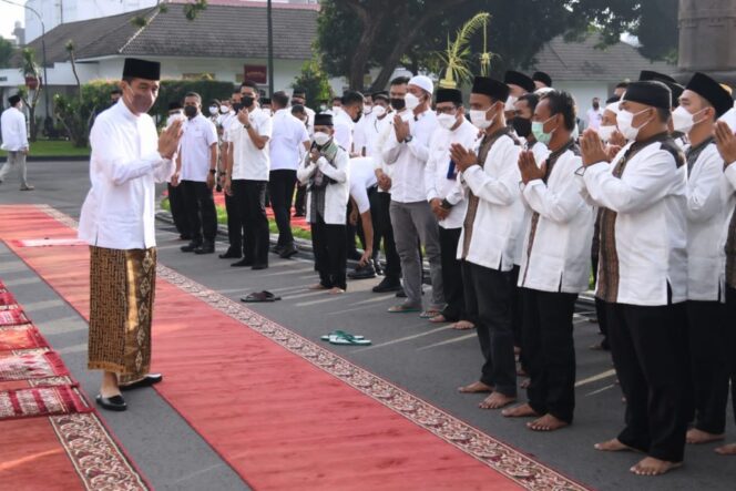 
					Presiden Jokowi Sholat Idul Fitri di Halaman Istana Yogyakarta