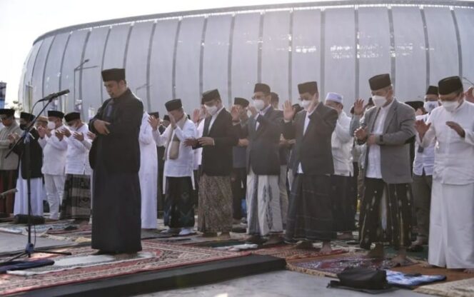 
					Gubernur DKI Jakarta Sholat Id di Jakarta International Stadium