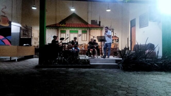 
					Tuangkan Bakat dan Kreatifitas di Cafe Ayam Gentong Soeltan