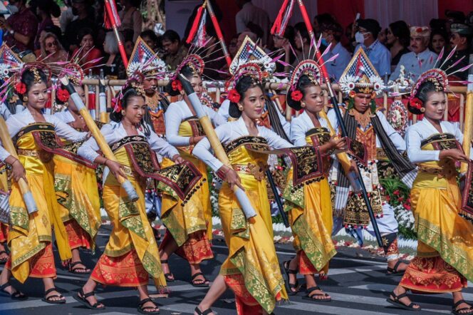 
					Antusias Masyarakat Meriahkan Pesta Kesenian Bali