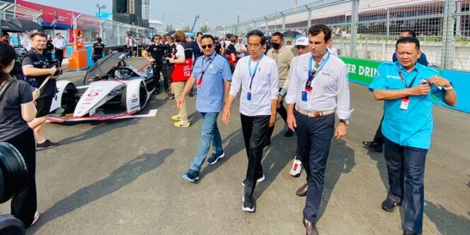 
					Hadiri Balap Mobil Listrik Formula E Jakarta, Presiden Jokowi Disambut Anies Baswedan