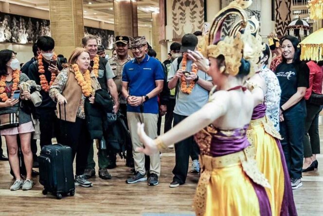 
					Menparekraf Sambut Wisman Pertama di Tahun 2023