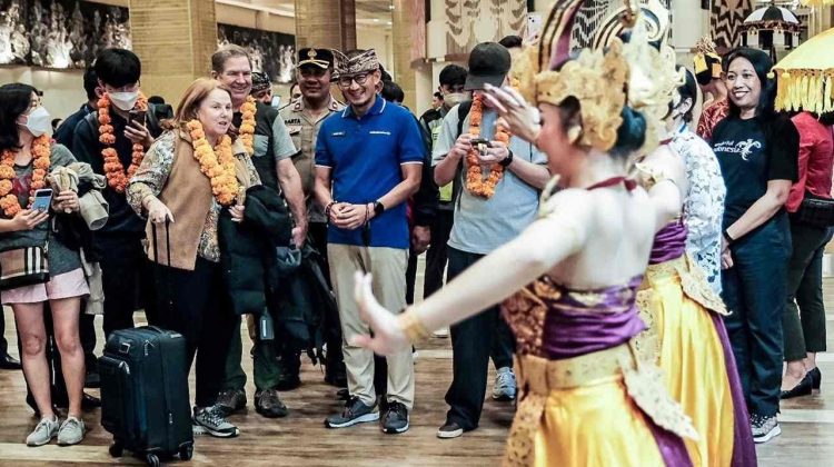 Menparekraf Sambut Wisman Pertama di Tahun 2023