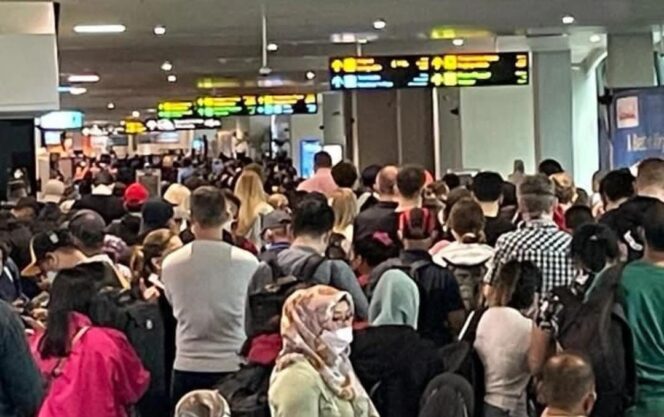 
					Penumpang Pesawat di Bandara Soetta Meningkat 25%