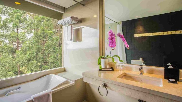 Berendam dengan Shooting Black Tea Bath Bomb, Maniskan Masa Menginap dengan High Tea Dining di Swiss-Belresort Dago Heritage