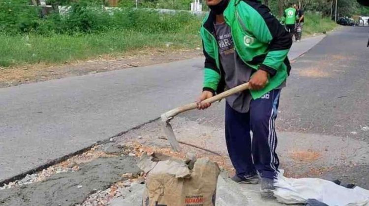Cegah Kecelakaan, Driver Ojol Patungan Buat Tambal Jalan Rusak di Bekasi