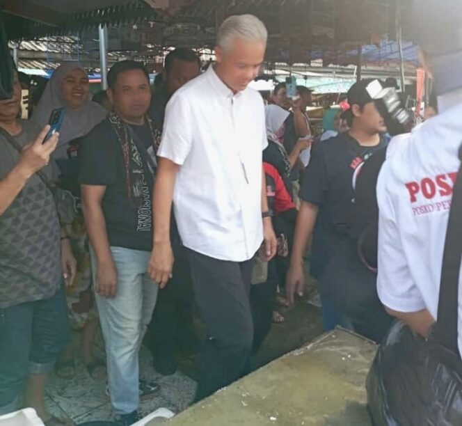
					Ganjar Blusukan ke Pasar Warakas Tanjung Priok, Pedagang Ngeluh Harga Daging Ayam Naik