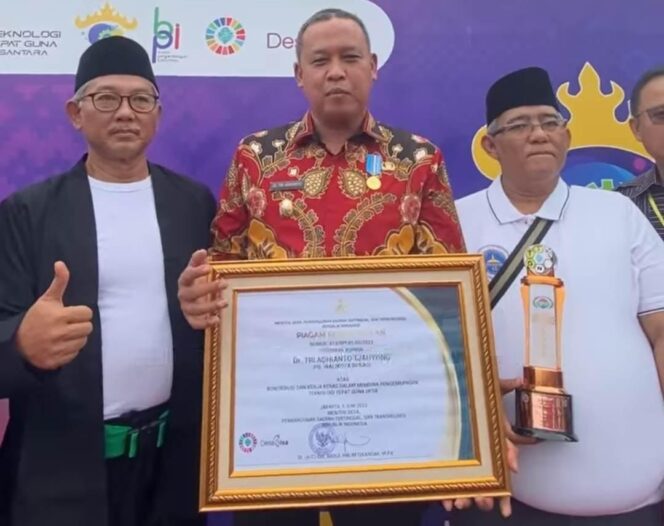 
					Kemendes PDTT Berikan Penghargaan Teknologi Tepat Guna Kepada Plt Wali Kota Bekasi