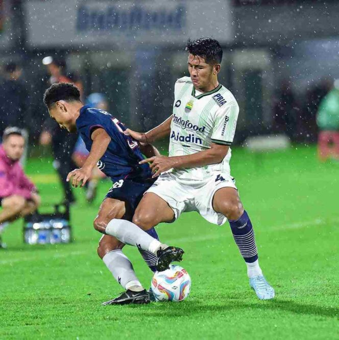 
					Hasil BRI Liga 1: Arema FC Ditahan Imbang Persib Bandung 3-3, Persis Solo vs PSS Sleman 2-2