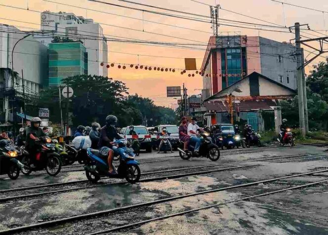 
					Kenapa Kendaraan Wajib Berhenti Jika Sinyal Kereta Api Berbunyi, Begini Alasannya