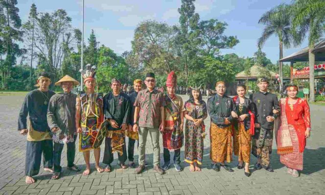 
					Rangkaian Kegiatan HUT RI ke-78, Royal Safari Garden Berikan Beasiswa kepada Anak Karyawan Berprestasi