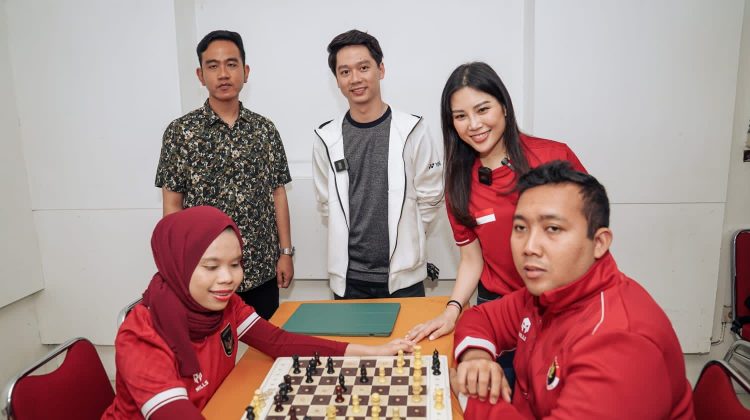 Walikota Solo Bermain Catur dengan Atlet Para Games