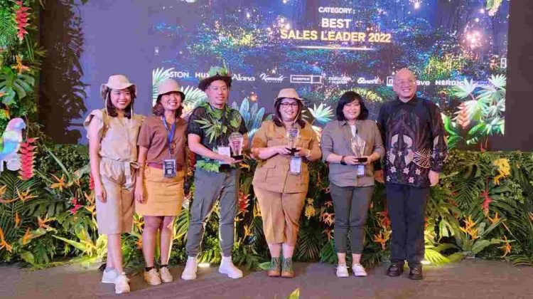 Foto diatas: Ibu Yuliani Krisharyati Executive Assistant Manager berada di tengah menerima penghargaan sebagai Best Sales Leader dari Archipelago