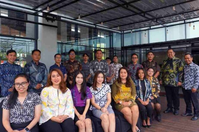 
					Sambut Hari Batik, Staf Harper Cikarang Kenakan Batik