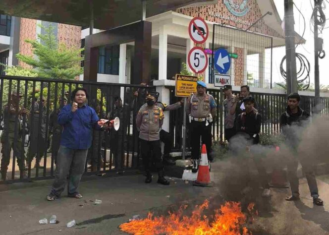 
					Mahasiswa Minta Kejari Usut Dugaan Korupsi Dana BOS di SMPN Kota Bekasi