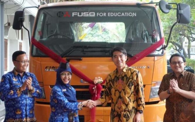 
					KTB Serahkan 1 Unit Truk Fuso Fighter X EURO4 kepada SMKN 5 Surakarta