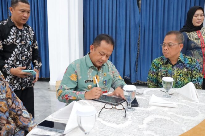 
					Pj Wali Kota Bekasi Tandatangani Komitmen Implementasi Kartu Kredit Indonesia (KKI)